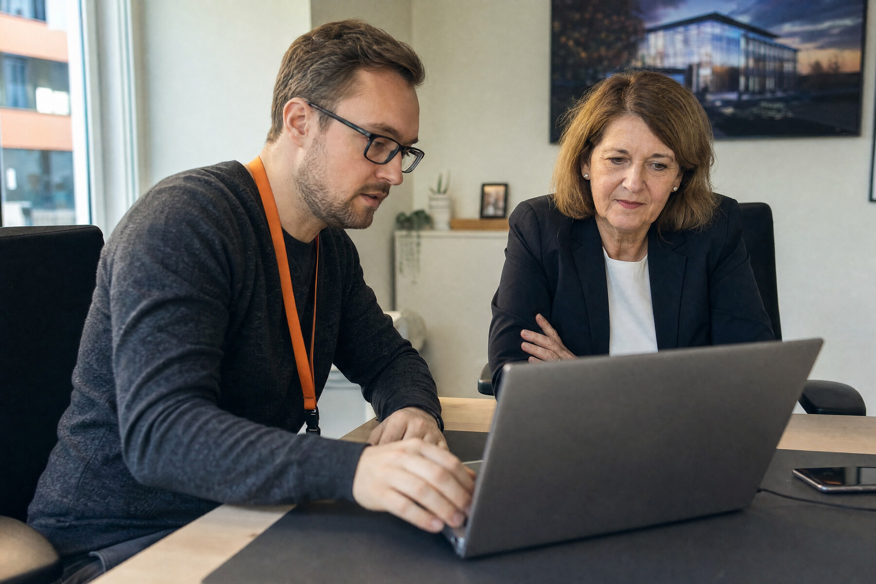 Aufgeklapptes Notebook mit neutralem Chatfenster und Kaffeetasse: KI-Assistent im Büroalltag mit Microsoft 365