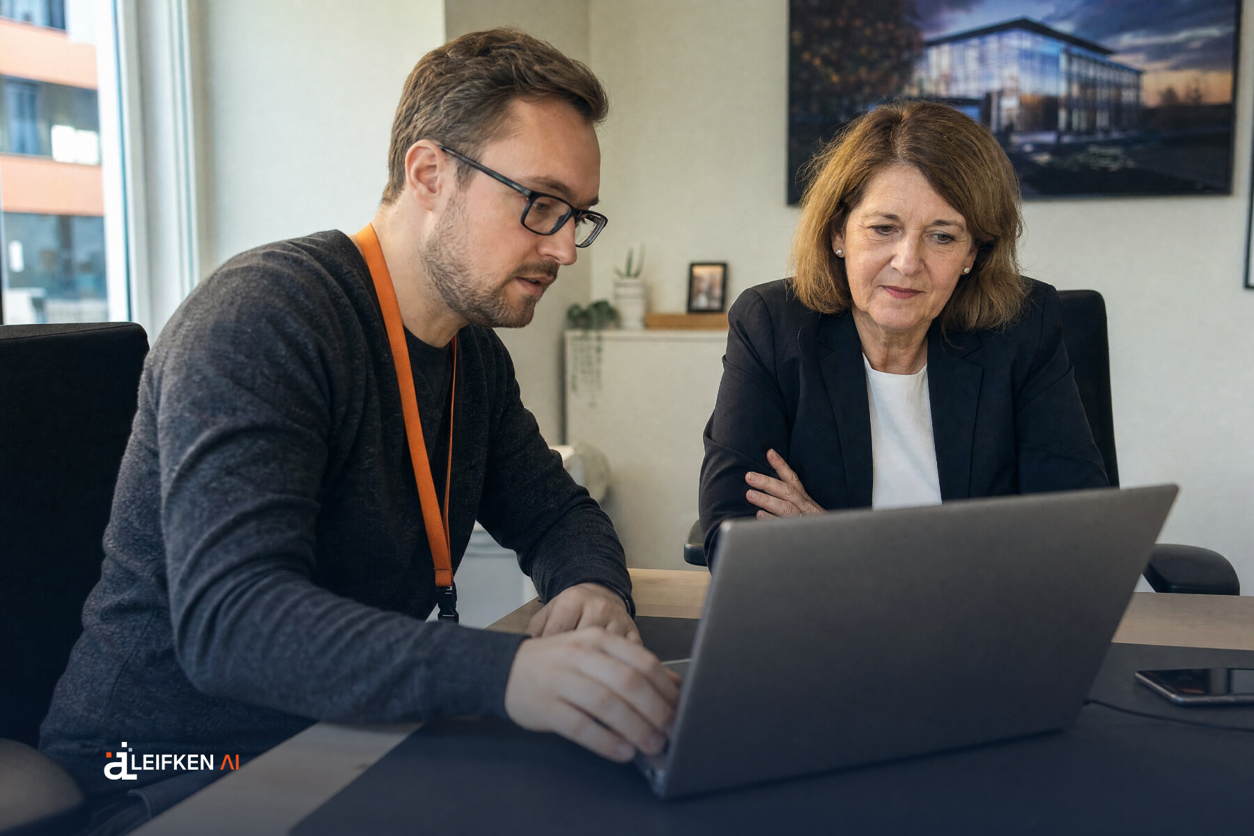 Aufgeklapptes Notebook mit neutralem Chatfenster und Kaffeetasse: KI-Assistent im Büroalltag mit Microsoft 365